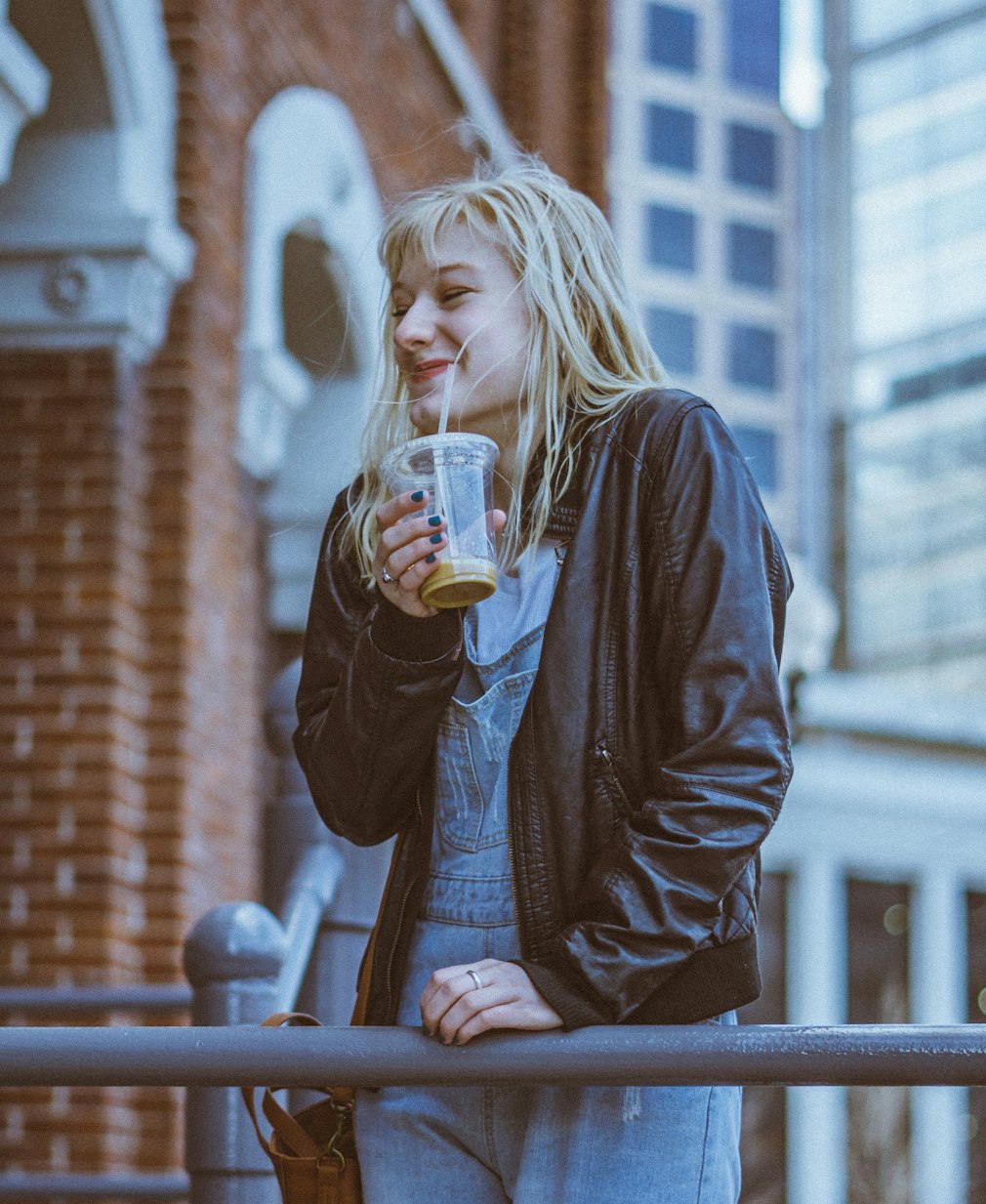 吉他女孩的魅力，音乐与青春的动漫图片展现