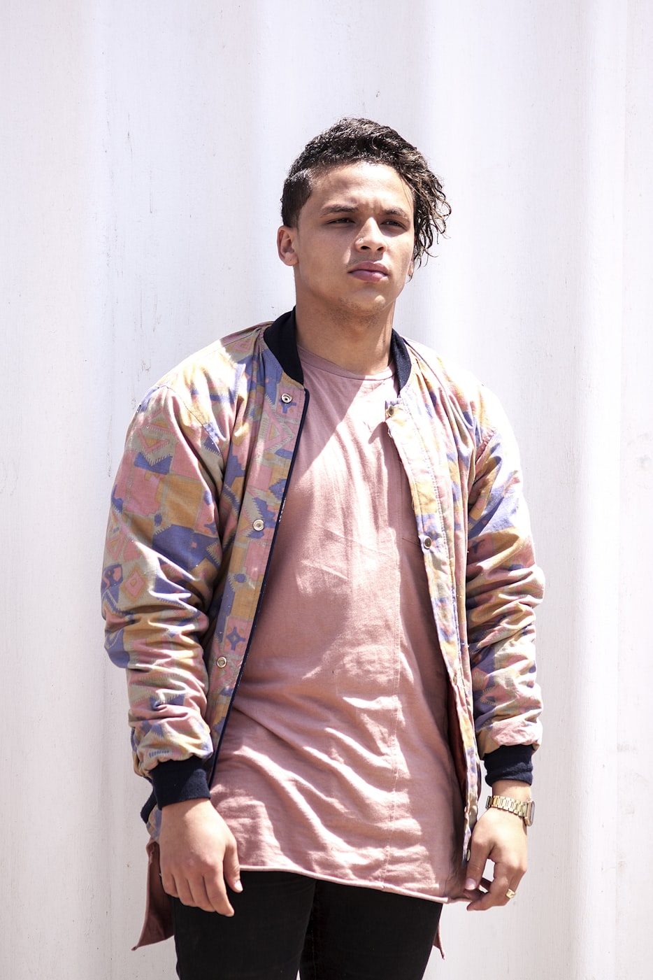 演员李亚军的魅力与艺术之路探索