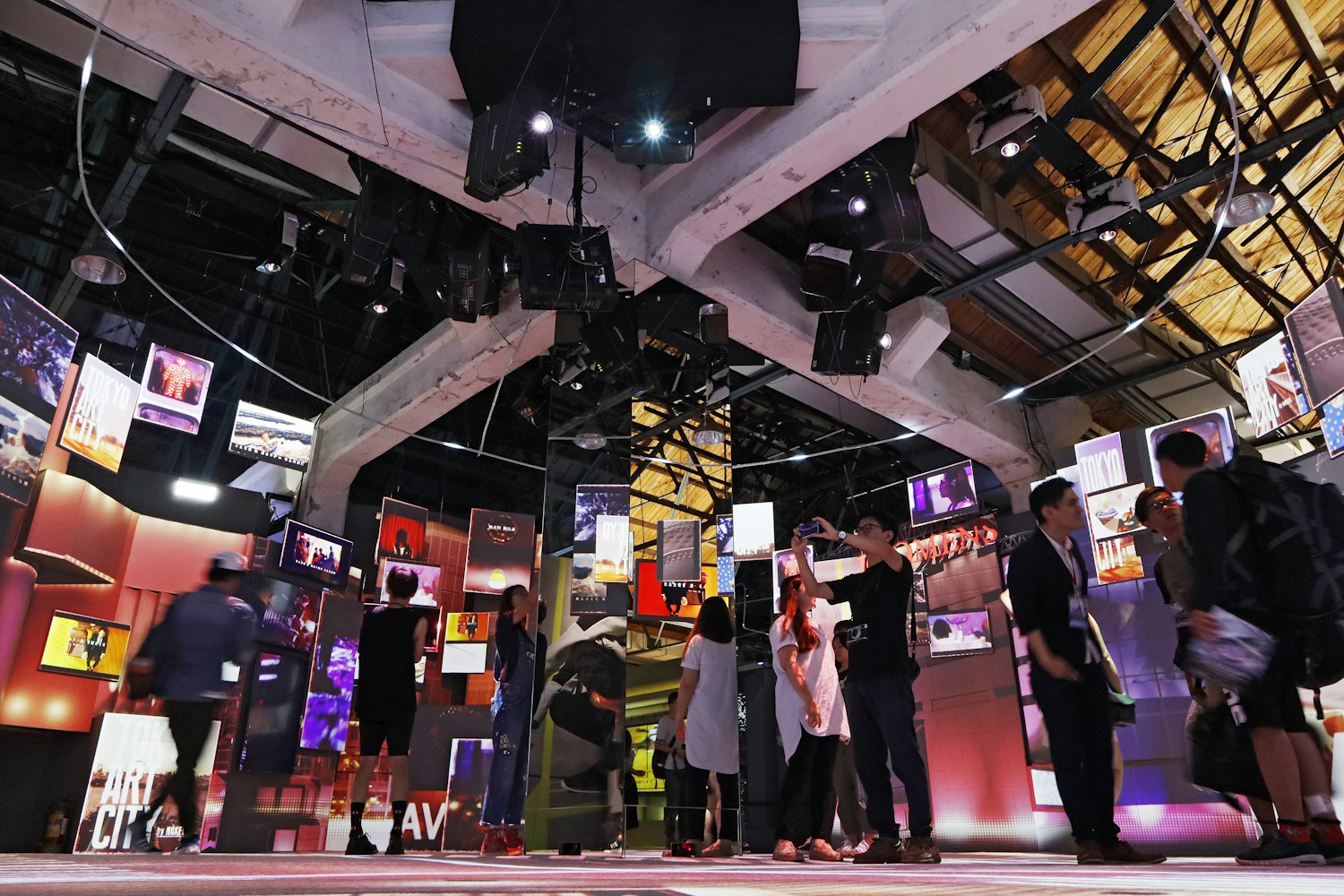 李玉刚跨界展现多才多艺魅力,最新动态揭秘!