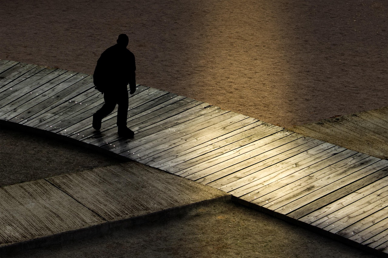 追踪罪犯脚步不停歇，最新通缉令发布，正义维护行动持续进行