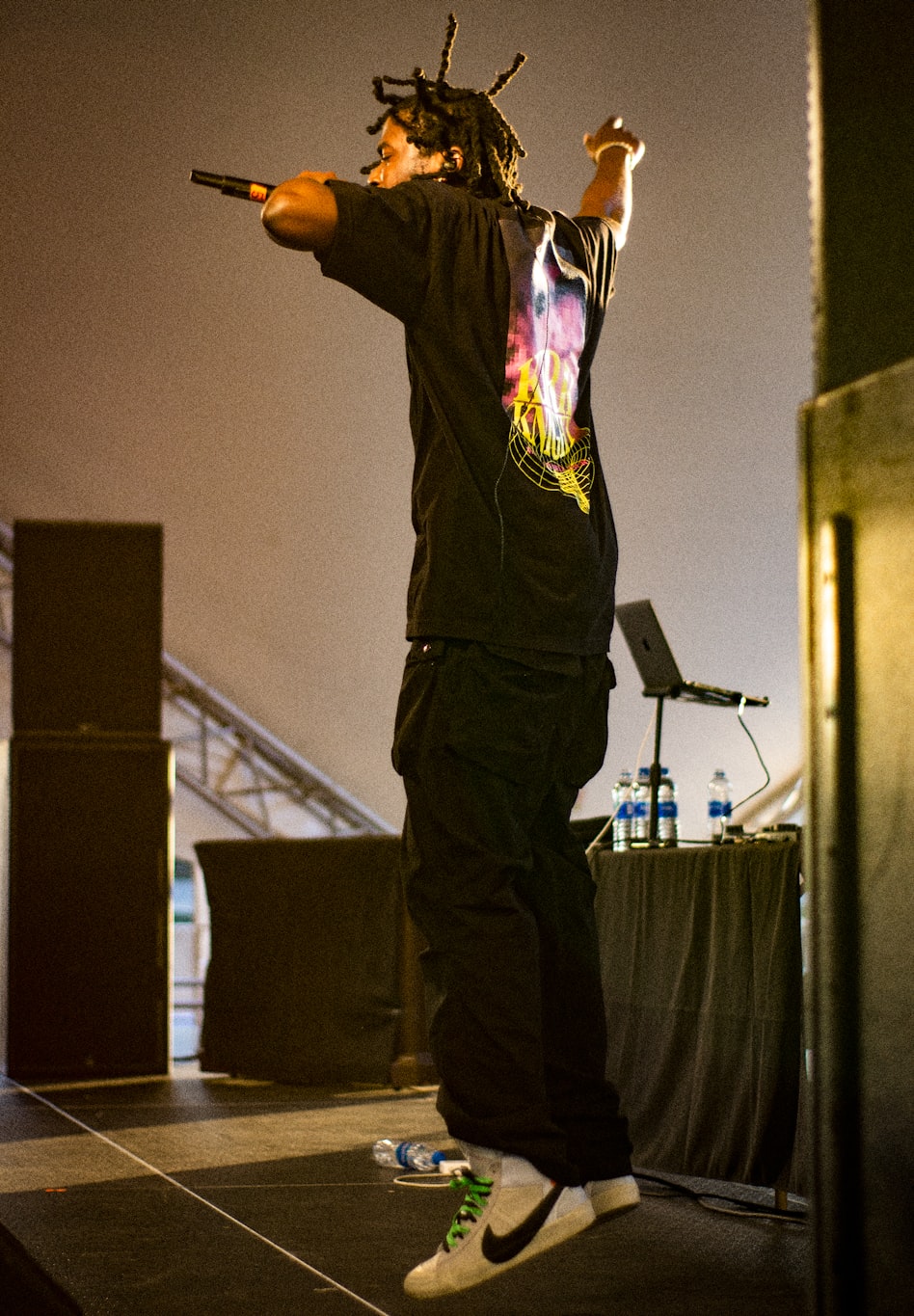 品如演员，演艺之路与角色魅力的展现