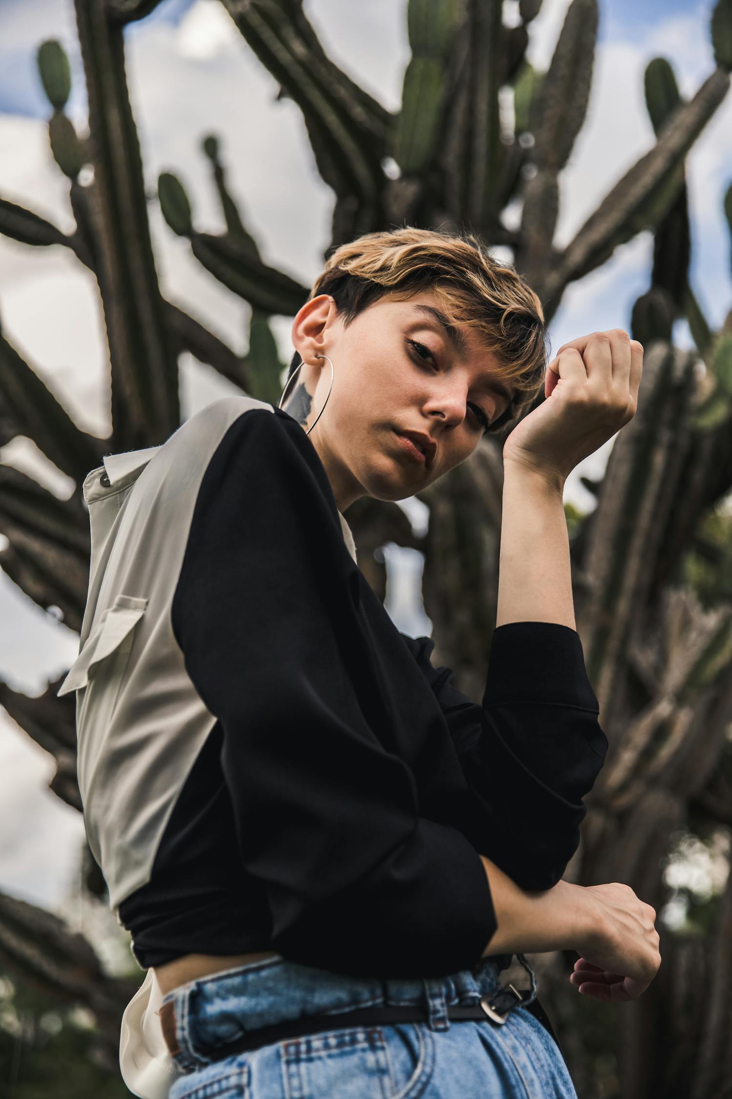 吴尊新发型，短发清爽的魅力展现，展现全新风采！