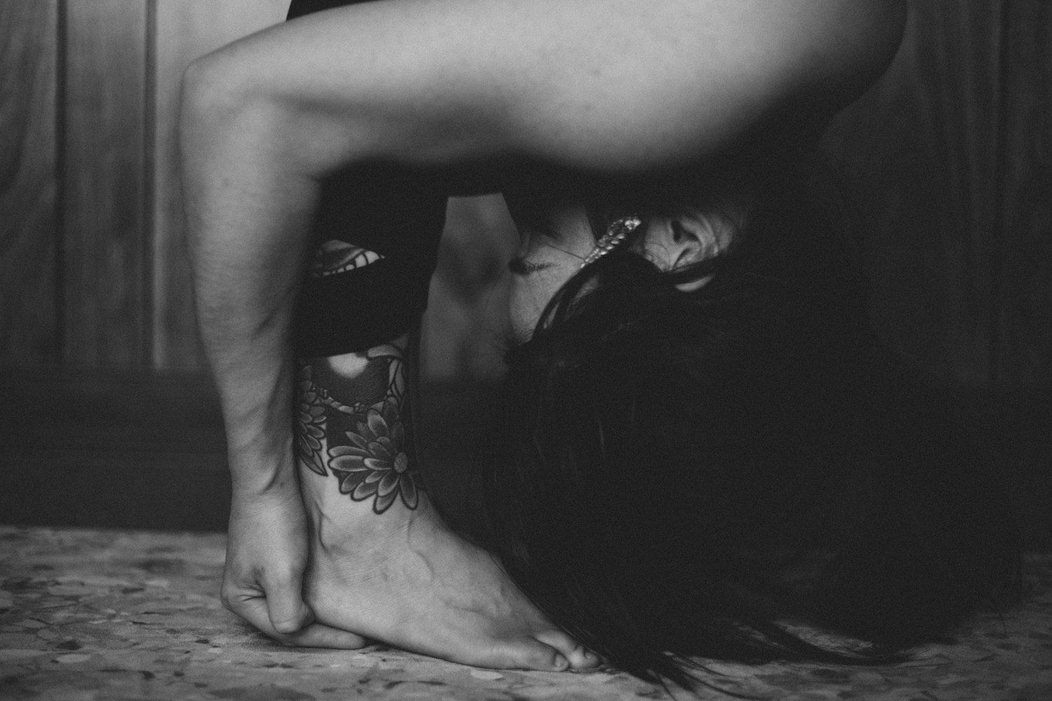 权志龙手指纹身动态，时尚魅力与个人魅力的完美结合展示