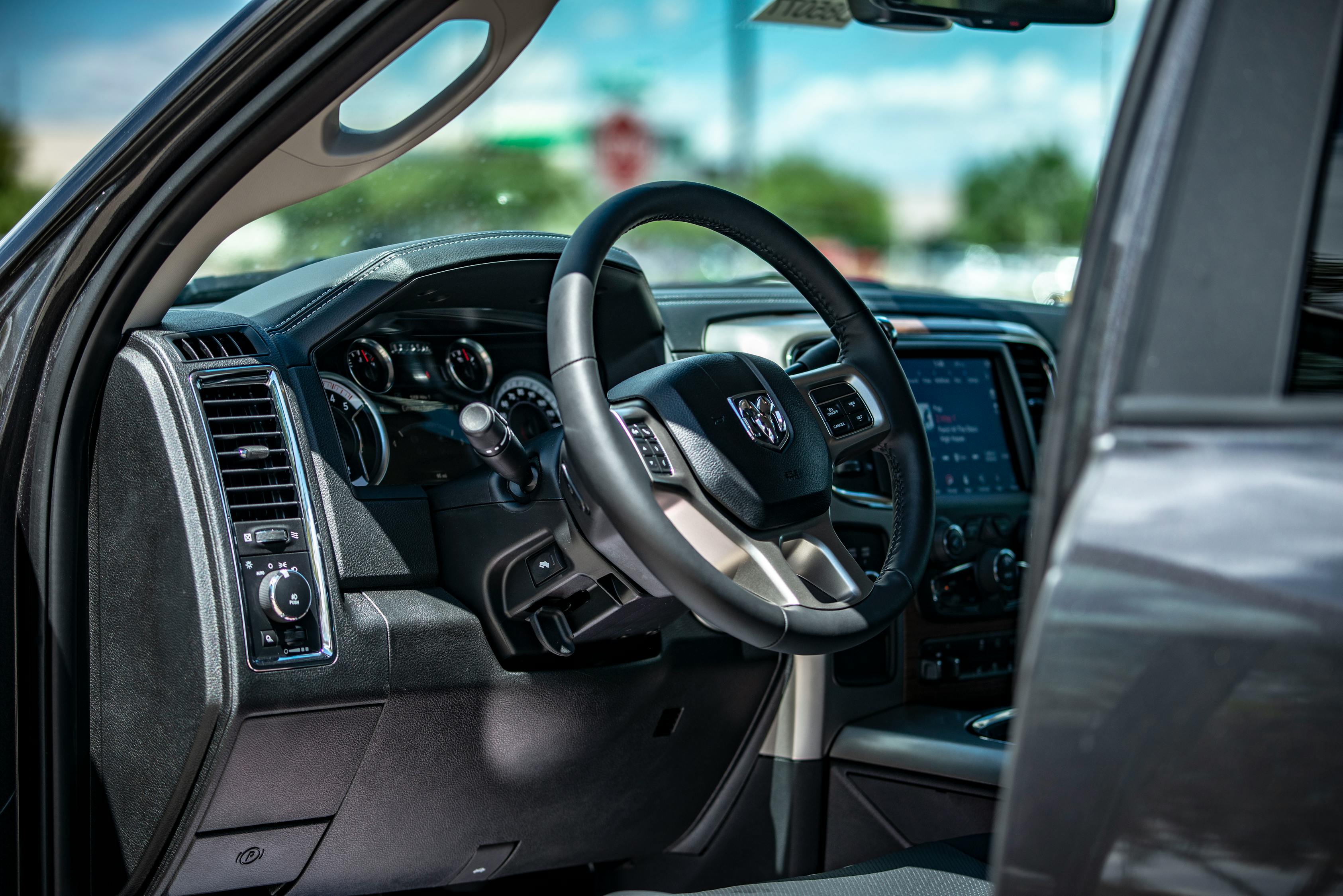 红旗新车上市，展现品牌新魅力，引领市场潮流新方向